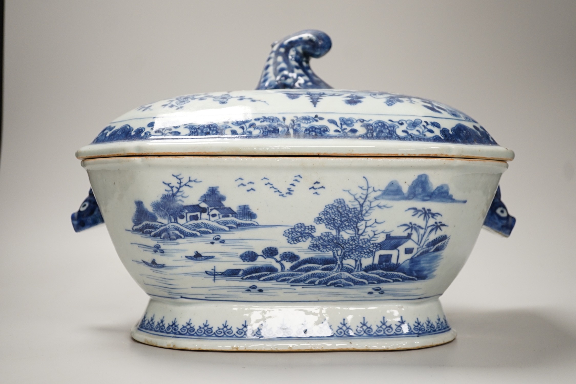 An 18th century Chinese export blue and white porcelain tureen and cover, 24cm high, 30cm wide.